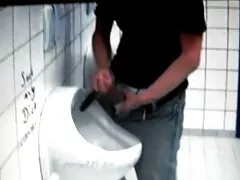 Cô gái mặc áo choàng nằm phim sex mom and son dưới người áo đen