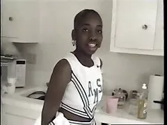 Rủ cô gái Lara phim sex mom and son Page đến nhà mình, anh chàng đã cho cô uống sâm panh