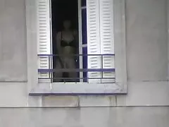 Đẹp người phụ nữ hài lòng mình với một máy rung và một chàng trai với một phim sex mom and son thổi kèn