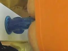 Rita Daniels trong chiếc áo choàng lụa trao thân cho một chàng phim sex mom and son trai trên sàn bên lò sưởi