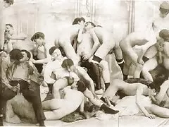Một người đàn ông quay phim phim sex mom and son sex với bạn của mình trên điện thoại