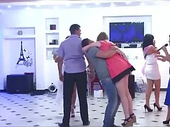 Thủ dâm trên ô tô dẫn phim sex mom and son đến làm quen say đắm trong lúc quan hệ.
